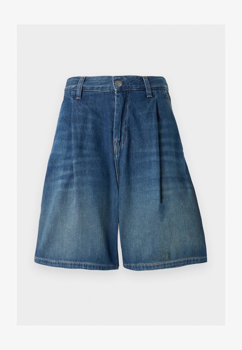Pantaloncini in denim blu medio a vita alta con pieghe, passanti per cintura, bottone frontale e chiusura lampo, mostrati su sfondo bianco semplice.