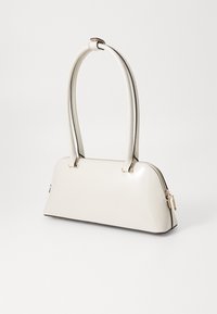 Hvid patentlæder håndtaske med en struktureret form, dobbelt håndtag, lynlåslukning og hardware accenter i guld tone. Glat tekstur.