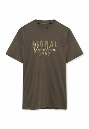 Mørke olivengrøn kortærmet t-shirt med "SIGNAL Vacation 1967" trykt i beige på forsiden.