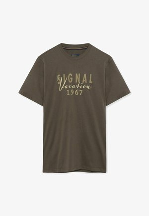 Mørke olivengrøn kortærmet t-shirt med "SIGNAL Vacation 1967" trykt i beige på forsiden.
