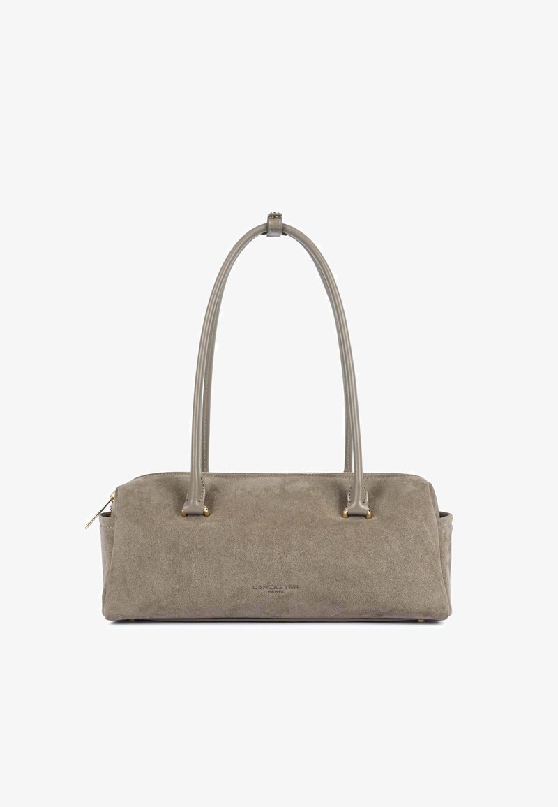 Sac à main rectangulaire en daim taupe avec deux longues anses en cuir et une ferrure dorée discrète, featuring un petit logo centré sur le devant.