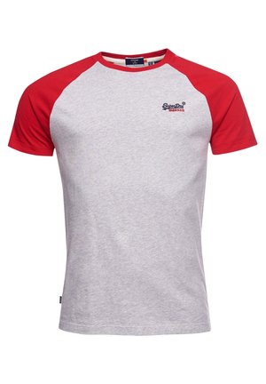 Kurzärmeliges T-Shirt mit Rundhalsausschnitt, hellgrauem Körper, roten Raglanärmeln und kleinem Marineblau-Rot-Logo auf der linken Brust.