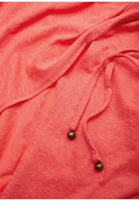 Koralli välikerros huppari, joka on valmistettu pehmeästä kankaasta ja jossa on bronze-tyylisiä nyörejä sekä hieman teksturoitu pinta.