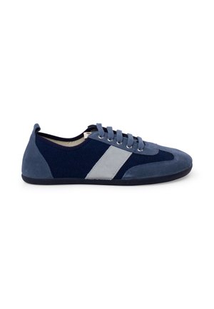 Baskets basses décontractées bleu marine avec une bande gris clair, détails en suède et fermeture à lacets, vues de profil sur fond blanc.