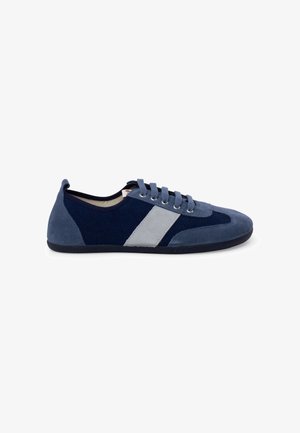 Baskets basses décontractées bleu marine avec une bande gris clair, détails en suède et fermeture à lacets, vues de profil sur fond blanc.