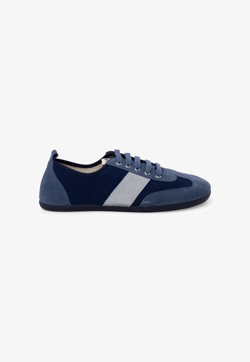 Baskets basses décontractées bleu marine avec une bande gris clair, détails en suède et fermeture à lacets, vues de profil sur fond blanc.
