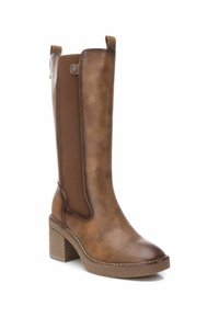 Bota de cuero sintético marrón hasta la rodilla con paneles laterales elásticos, un tacón cuadrado texturizado y lengüetas en la parte superior. Acabado liso y punta redondeada.