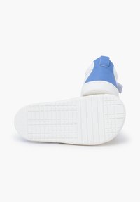 Sneaker blu e bianco con una parte superiore liscia, tallone texturizzato e suola in gomma bianca con un motivo a griglia. Accentuato da un inserto per il tallone.