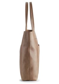 Bruine leren tote bag met twee lange handvatten, een slanke verticale vorm, een zachte textuur en een zijvak. Stiksels langs de randen.