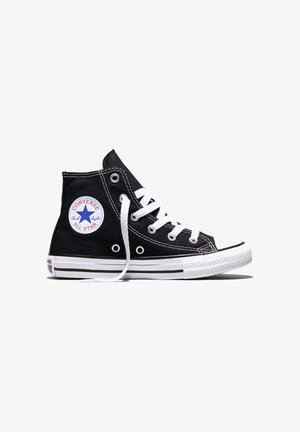 Sneaker Converse All Star alta nera con lacci bianchi, suola in gomma e patch con logo sulla caviglia che mostra una stella blu.