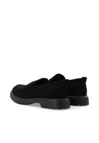 Schwarze Wildleder-Slipper mit strukturierten Oberflächen, runder Zehenpartie und robuster Gummisohle mit niedrigem Profil und gerilltem Muster.