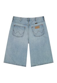 Φωτεινό γαλάζιο τζιν σορτς με δύο πίσω τσέπες, θηλιές για ζώνη και μια μικρή μαύρη και καφέ ετικέτα στην περιοχή της δεξιάς τσέπης.