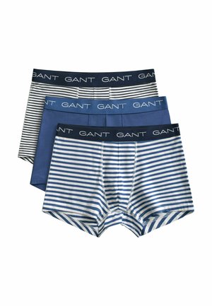 Drie paar herenboxershorts in blauwtinten: effen blauw, blauw met witte strepen en wit met zwarte strepen, allemaal met een elastische tailleband met merkopdruk.