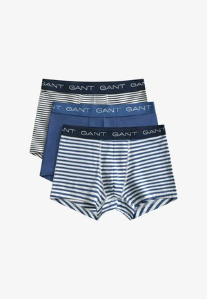 Trois paires de boxers pour hommes en tons bleus : bleu uni, rayures bleu et blanc, et blanc avec rayures noires, toutes avec des ceintures élastiques de marque.
