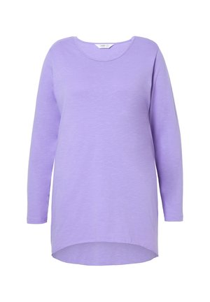 Chemise à manches longues de couleur violet clair, fabriquée en tissu doux, avec un col rond et un ourlet légèrement courbé pour un ajustement confortable.