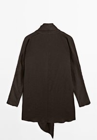 Cappotto lungo di un marrone scuro con una finitura testurizzata, colletto alla mandarino e orlo asimmetrico. Caratterizzato da maniche lunghe e un design rilassato.