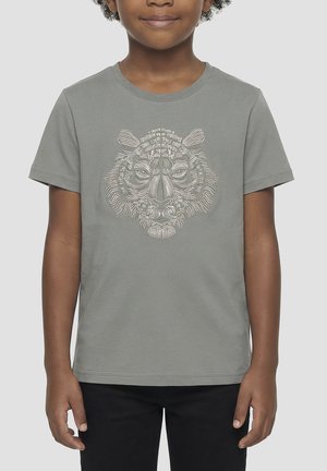 Enfant portant un t-shirt gris à manches courtes avec un visage de tigre beige brodé sur le devant, assorti à un pantalon noir.