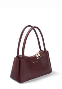 Sac à main en cuir bordeaux avec deux poignées, fermeture éclair et garnitures en métal doré. Présente une surface texturée et une forme structurée.