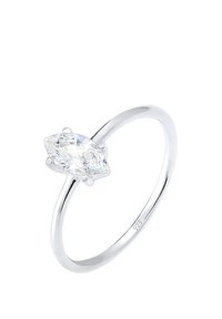 Anello in argento sterling con gemma trasparente a taglio marquise, montata su quattro griffe, dotato di una fascia liscia e lucida e da un design semplice.