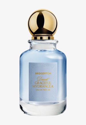 Flacon de parfum en verre clair avec liquide bleu clair, bouchon sphérique doré et étiquette portant la mention « Bridgerton Dearest Graceful Hydrangea Eau de Parfum ».