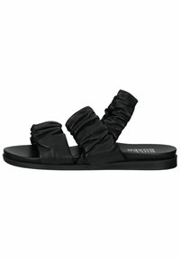 Černé skluzavky s vrásčitými koženými popruhy, plochou podešví a minimalistickým designem bez dalšího hardwaru nebo akcentů.