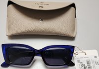 Ochelari de soare dreptunghiulari cu tentă albastră și rame groase din plastic. Include o husă texturată bej deschis cu închidere clic. Etichetă atașată.