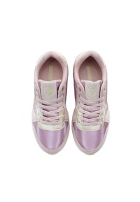 Rosa Sneakers aus Satin und Wildleder mit Schnürung und goldenen Logos auf der Zunge und den Seitenpaneelen.