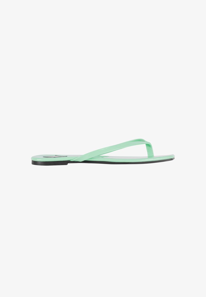 Mintgroene flip-flop met dunne banden en een platte zool. De zool heeft een zwart accent voor contrast, gemaakt van een soepel, flexibel materiaal.