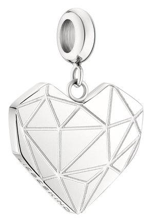Silbernes Herz-Anhänger mit geometrischen Facetten, polierter Oberfläche und einer Schlaufe zur Befestigung. Das Design ist nahtlos und die Textur angenehm glatt.