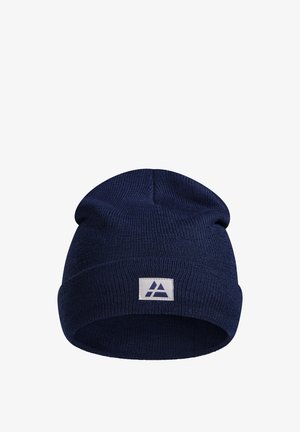 Marineblaue Beanie-Mütze aus Strickstoff mit umgeschlagenem Bündchen; verfügt über ein weißes Etikett mit einem blauen Logo auf der Vorderseite.