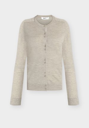 Ανοιχτό μπεζ πλεκτή ζακέτα με στρογγυλή λαιμόκοψη, κουμπιά μπροστά, μακριά μανίκια και ριμπ μανσέτες και τελείωμα.