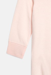 Tela a rayas rosa con una textura suave, que presenta un puño en rosa sólido. Las rayas son sutiles y están espaciadas de manera uniforme.