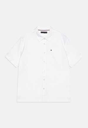 Hvid kortærmet skjorte med knapper foran, krave og brystlomme med en lille Tommy Hilfiger-logo.