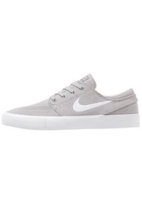 Graue Wildleder-Skate-Schuhe mit weißer Gummisohle und Swoosh-Logo, ausgestattet mit Schnürdesign, klaren Linien und strukturierten Akzenten.