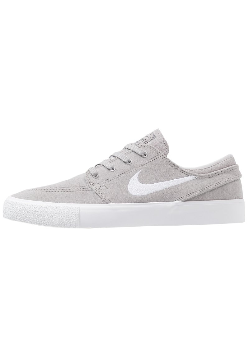 Graue Wildleder-Skate-Schuhe mit weißer Gummisohle und Swoosh-Logo, ausgestattet mit Schnürdesign, klaren Linien und strukturierten Akzenten.