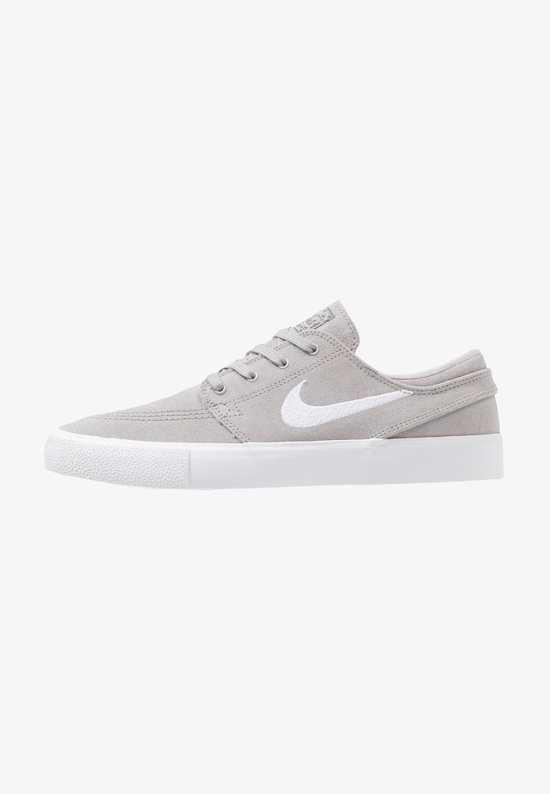 Graue Wildleder-Skate-Schuhe mit weißer Gummisohle und Swoosh-Logo, ausgestattet mit Schnürdesign, klaren Linien und strukturierten Akzenten.