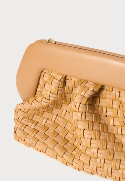 Vävd beige handväska med en slät brun läderöverdel. Texturerad yta med intrikata mönster och rundad form. Detaljer i guldton.
