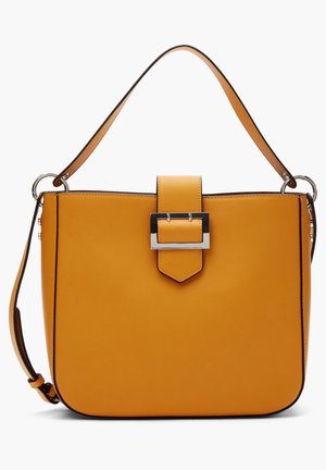Bolso de cuero amarillo mostaza con asa superior, correa de hombro ajustable y hebilla rectangular plateada en la solapa frontal.