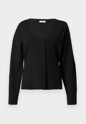 Zwarte cardigan gemaakt van zachte stof, met een V-hals, lange mouwen en een voorknopsluiting met vijf knopen.