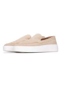 Scarpe slip-on in suede beige con punta arrotondata, suola in gomma bianca e dettaglio di cuciture lungo il bordo superiore. Texture morbida e design pulito.