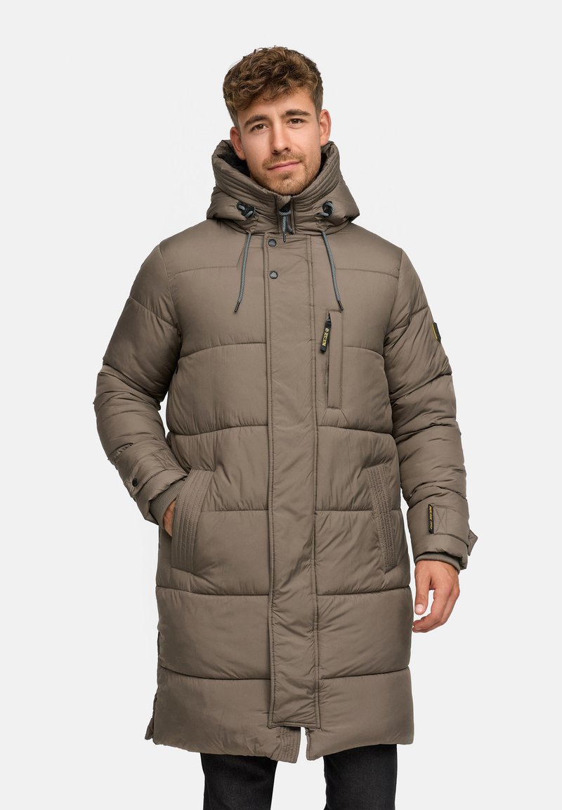 Daunenjacke in gedämpftem Braun, mit Kapuze, Reißverschluss, gerippten Bündchen und zwei Seitentaschen, mit strukturierter Oberfläche und gestepptem Muster.