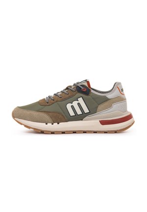 Sneaker basse con pannelli verde oliva e beige, suola bianca spessa con dettaglio rosso, lacci bianchi e neri e grande logo "M" sul lato.
