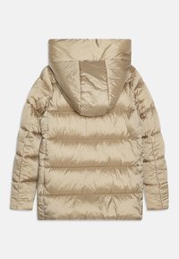 Giubbotto puffer beige con cappuccio, caratterizzato da una texture trapuntata e cuciture orizzontali. Tessuto liscio e lucido; maniche lunghe e senza chiusure visibili.