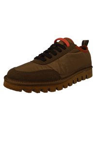 Brązowe sneakersy z gładką cholewką, zamszowymi akcentami, czarnymi sznurówkami oraz teksturowaną gumową podeszwą z głębokimi rowkami dla lepszej przyczepności.