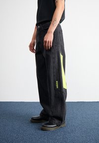 adidas Originals - MOTO PANT - Loose fit teksad - black Väikepilt 1