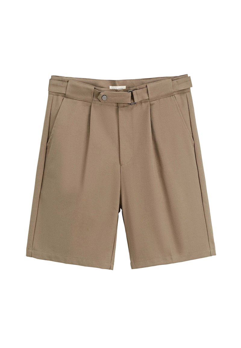 Shorts plissés beige en tissu à finition lisse. Dotés d'un bouton et de passants de ceinture, avec des poches latérales et des bords ourlés.