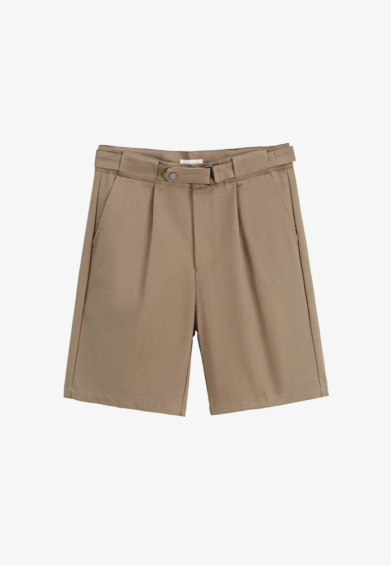 Shorts plissés beige en tissu à finition lisse. Dotés d'un bouton et de passants de ceinture, avec des poches latérales et des bords ourlés.