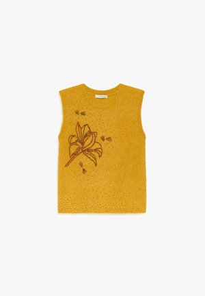 Haut sans manches en maille jaune avec un motif floral brodé en bordeaux et vert. Texture douce avec de petits trous répartis sur toute la surface.