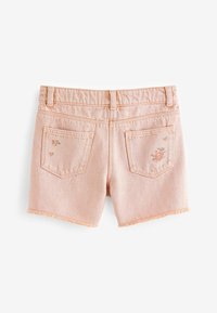 Shorts di denim rosa con motivi floreali ricamati vicino alle tasche posteriori, caratterizzati da orli sfrangiati e una vestibilità a vita standard.