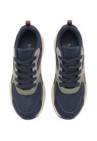 Temno modri superge iz mrežaste in semiš materiala. Ima sivo akcenti, olivno zeleni detajli, okroglo konico in oblazinjeno podplat. Nastavljiv sistem vezalk.